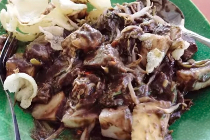 Rujak Cingur Khas Surabaya yang ada di Jalan Ahmad Yani, Kota Bogor jadi salah satu rekomendasi kulineran.