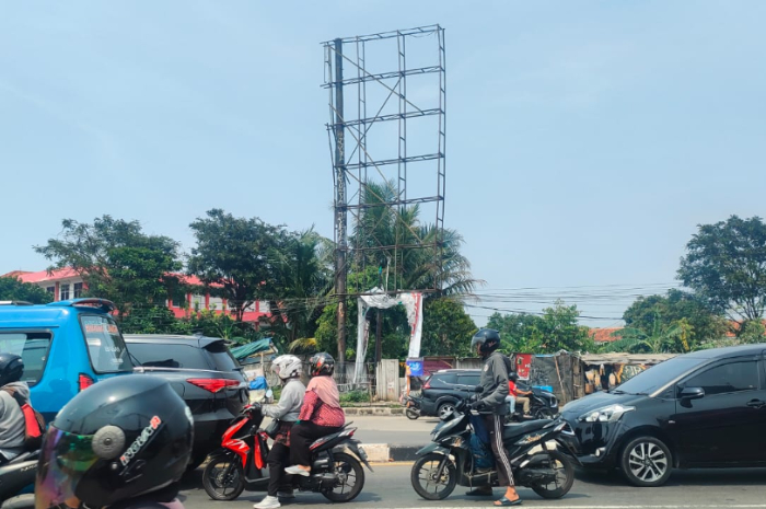 Kondisi papan reklame di Simpang Salabenda Bogor