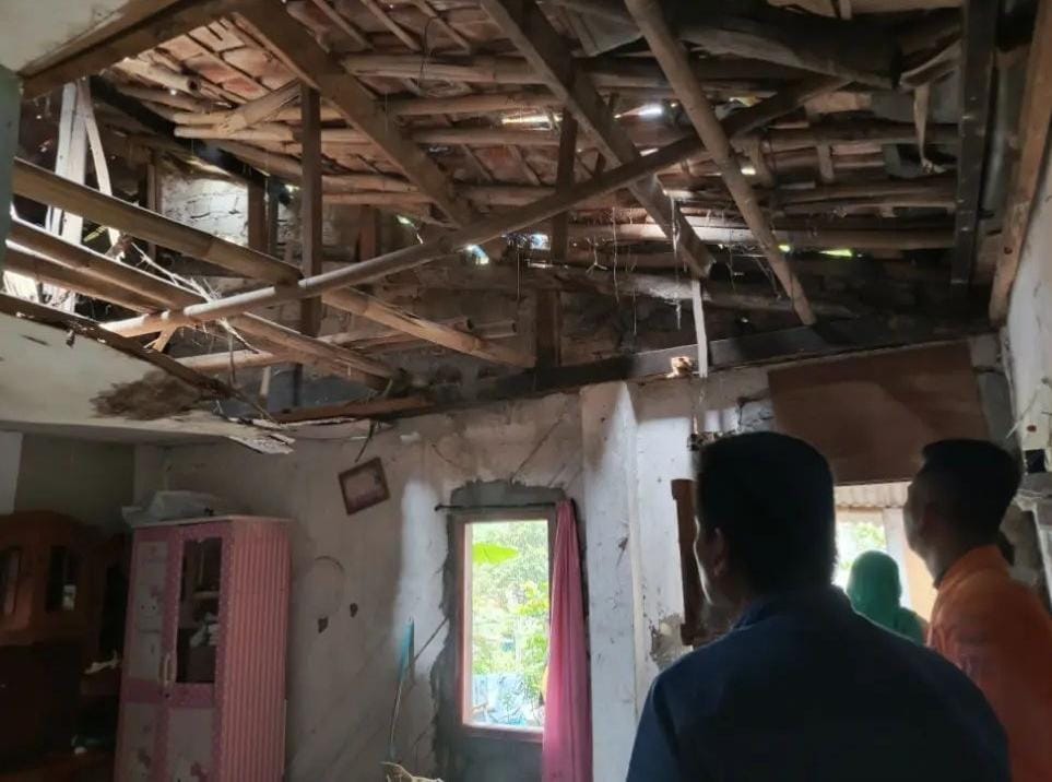 Atap rumah warga di Tegal Gundil Kota Bogor ambruk akibat hujan deras.