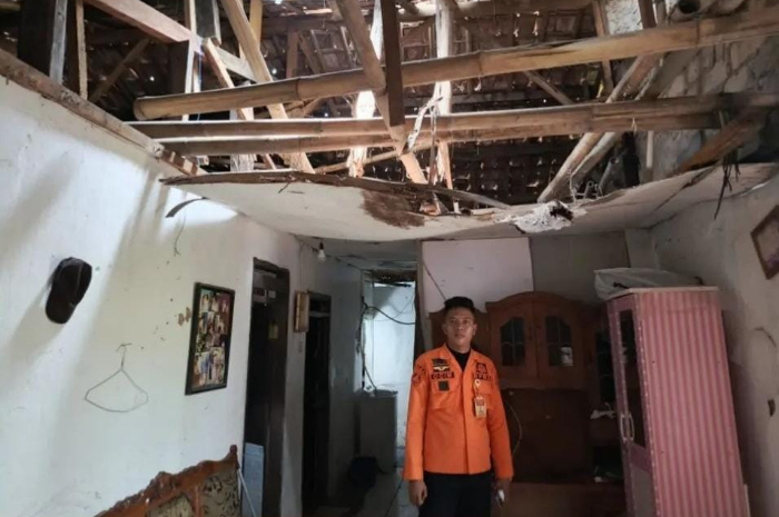 Personel BPBD Kota Bogor saat meninjau dan mengassesmen dampak bencana pada Selasa (15/10/2024).