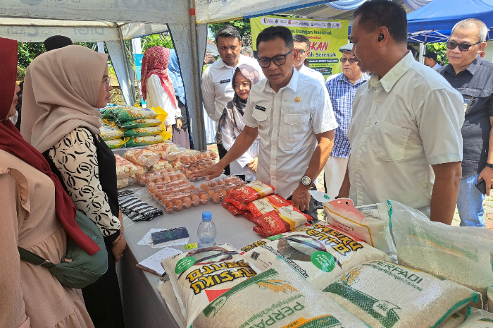 Pj Wali Kota saat Hery Antasari saat menyambangi booth Gerakan Pangan Murah di Masjid Al Muttaqin.