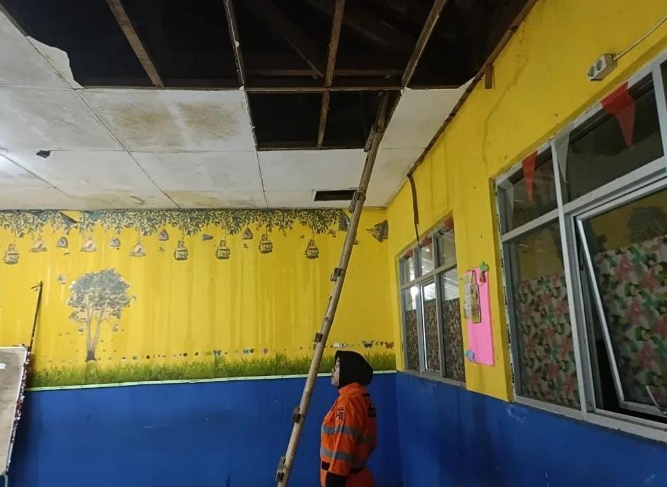Plafon SDN Kencana 1, Tanah Sareal, Kota Bogor yang ambrol pada Selasa (15/10/2024). SDN Kencana masuk dalam proyek perbaikan strategis 2025.