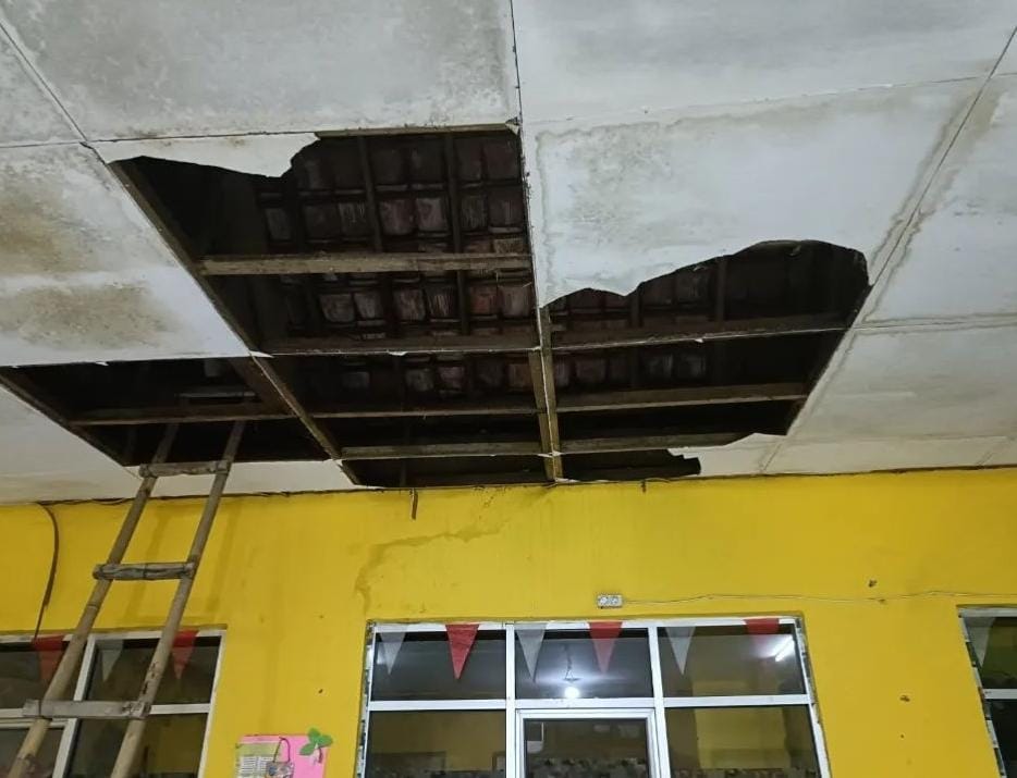 Plafon SDN Kencana 1 Kota Bogor yang ambrol.