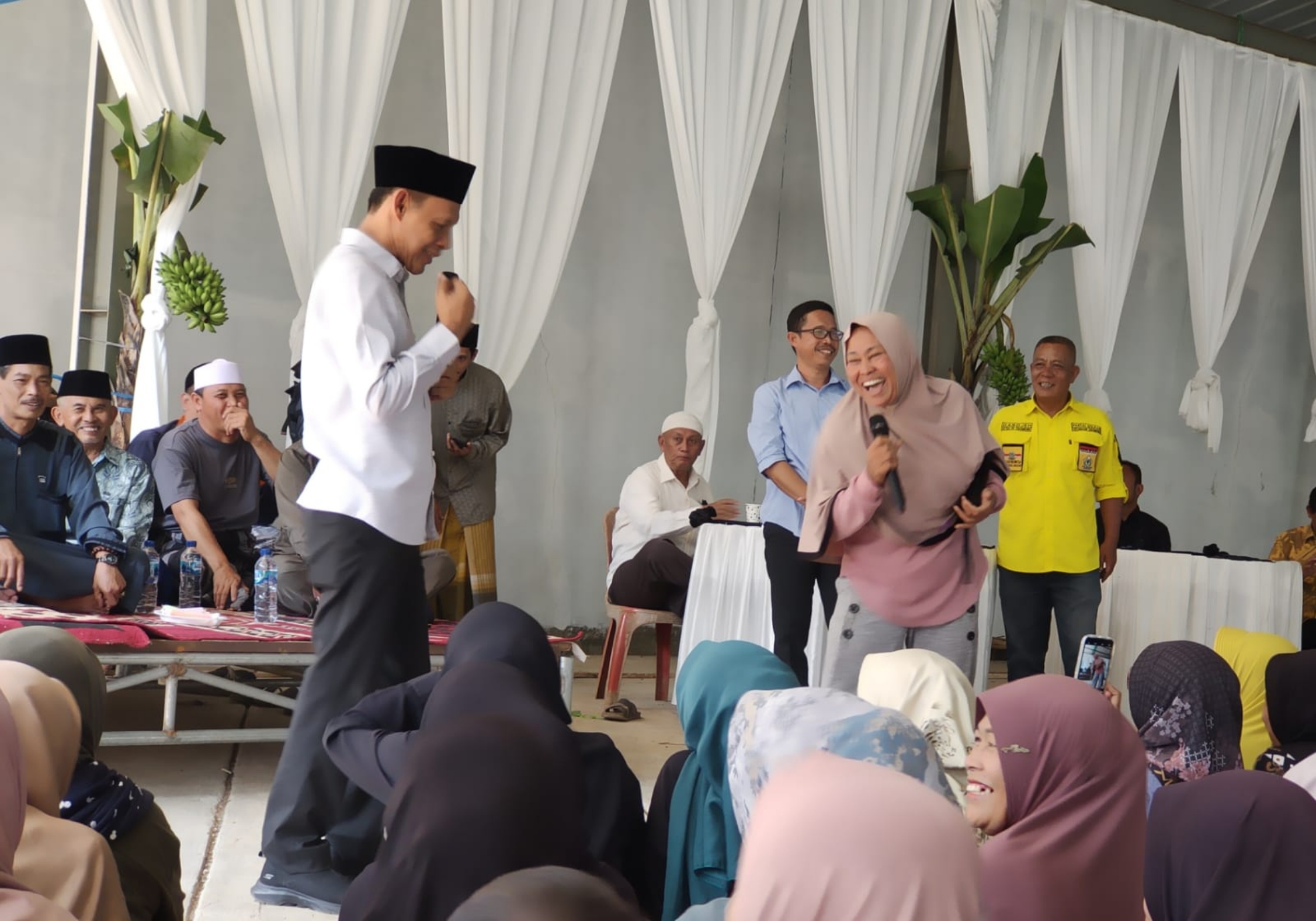 Calon Wakil Bupati Bogor Jaro Ade saat menyapa masyarakat Desa Warungmenteng, Kecamatan Cijeruk, Kabupaten Bogor.