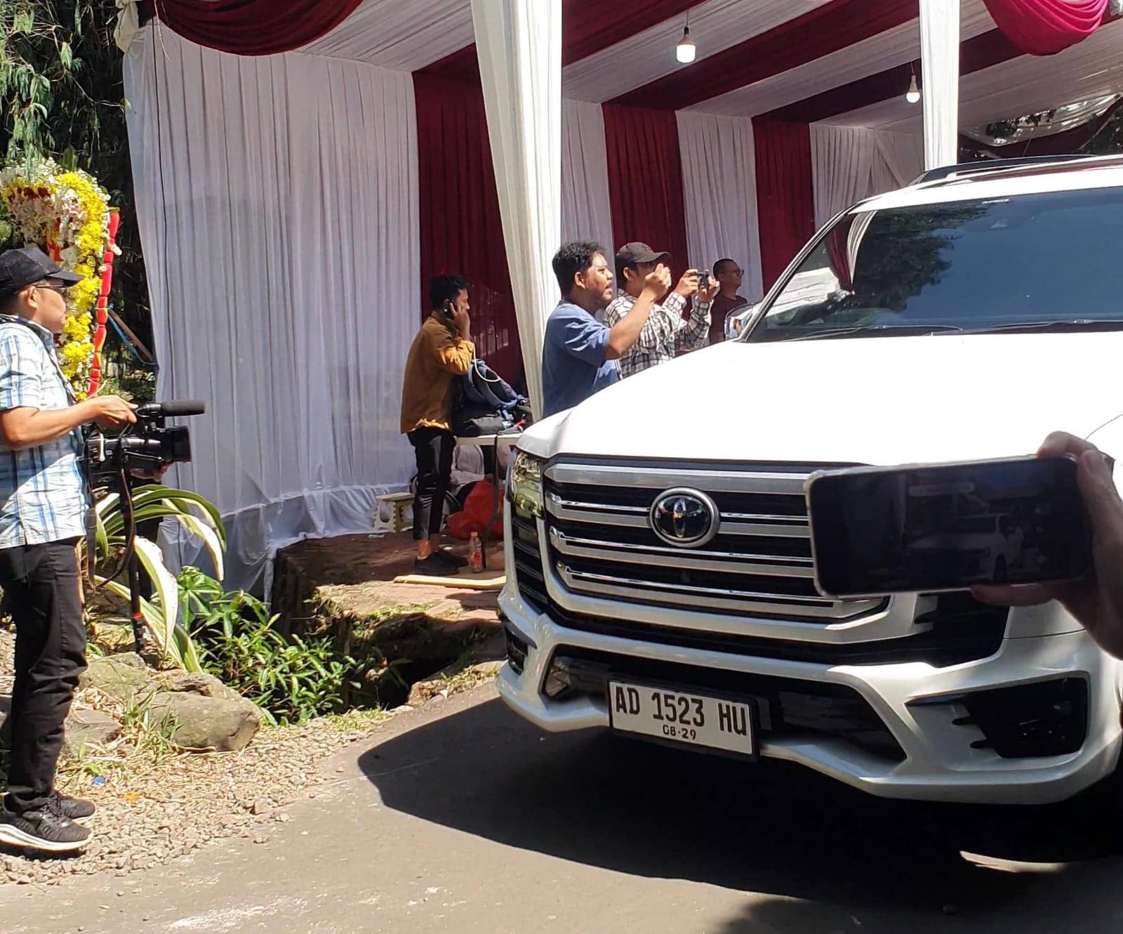 Mobil Wapres Terpilih Gibran Rakabuming Raka tinggalkan Hambalang Bogor.