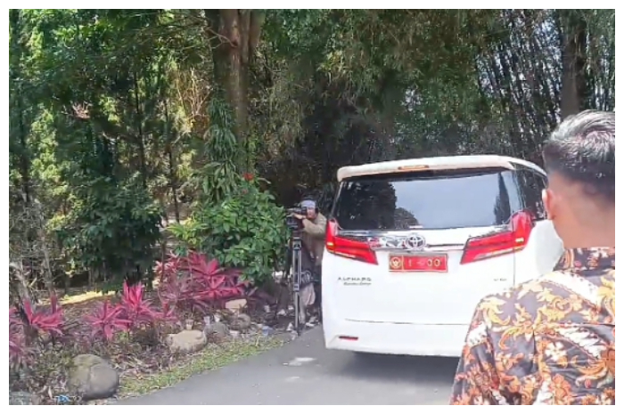 Mobil Prabowo Subianto, saat keluar dari Padepokan Garuda Yaksa atau tempat tinggalnya di Hambalang pada saat acara pembekalan sedang berlangsung.