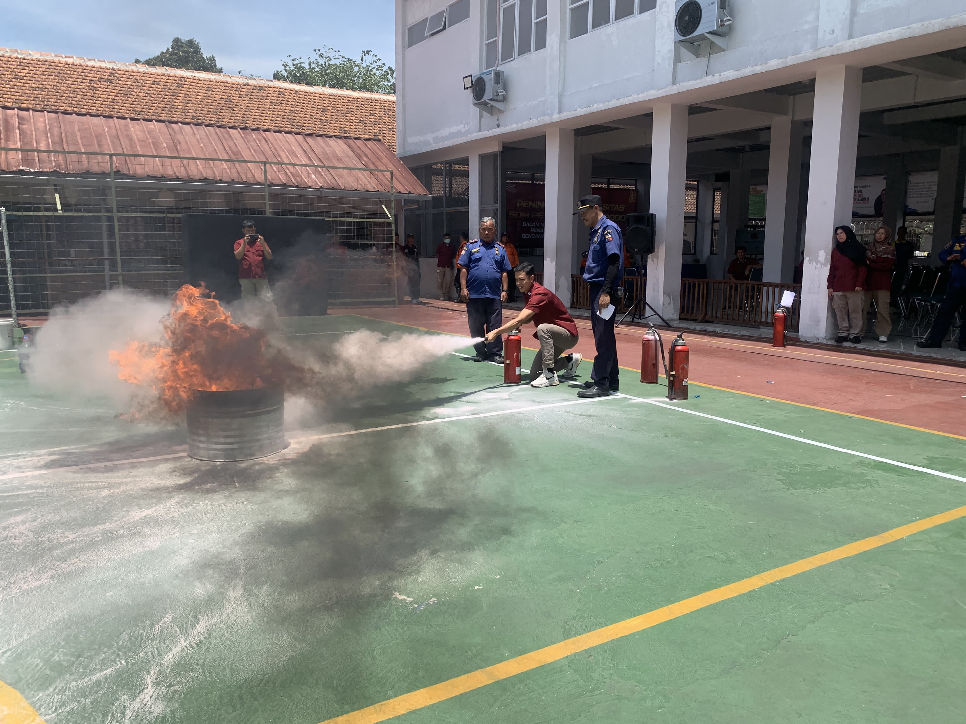 Tim Keamanan Lapas Kelas II A Paledang Bogor yang menggelar simulasi untuk bersiap menghadapi bencana.