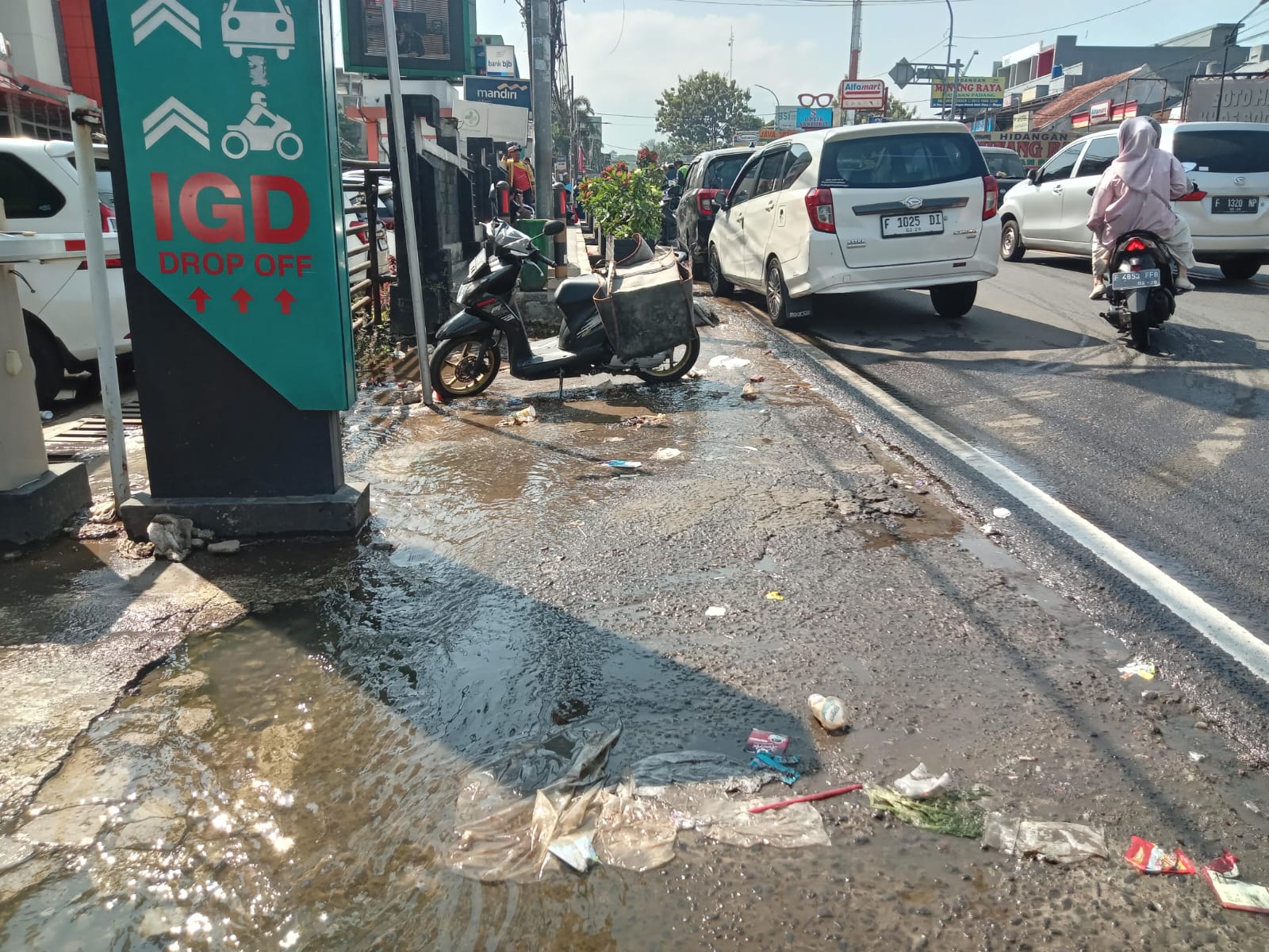 Genangan air di pintu masuk RSUD Ciawi Bogor yang dikeluhkan.