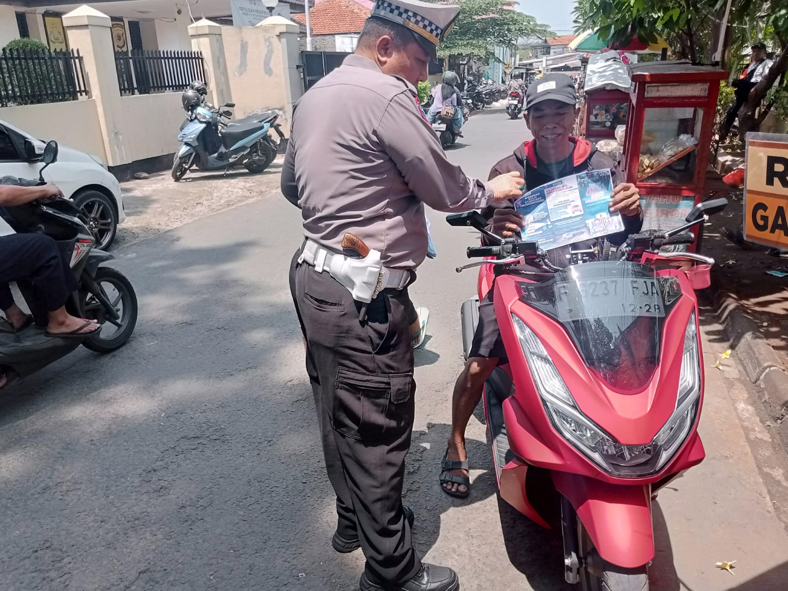 Sejumlah pelanggar lalu lintas terjaring Operasi Zebra Lodaya 2024 di Parung Jumat (18/10/2024).