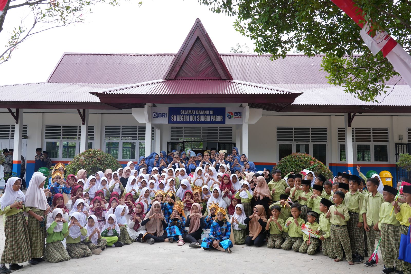 Siswa-siswi SD Negeri (SDN) 001 Sungai Pagar, Kecamatan Kampar Kiri Hilir, Kabupaten Kampar, Provinsi Riau, yang menerima bantuan renovasi dari BRI Peduli.