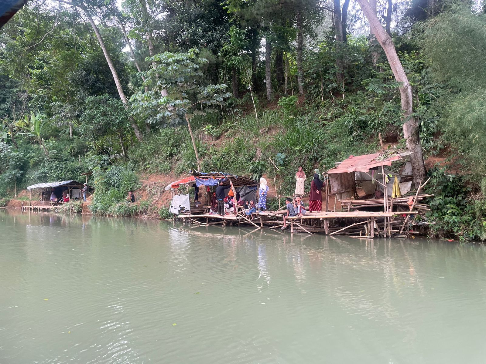 Viral, Ini Cerita Warga Bogor yang Minta-minta di Danau Lido
