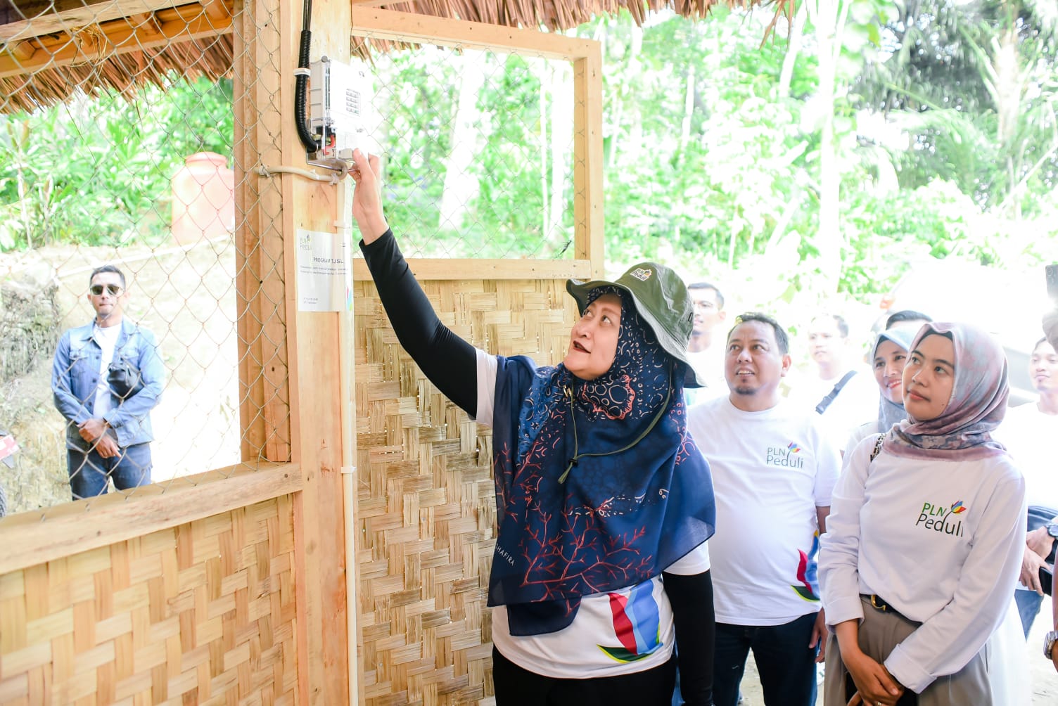 General Manager PLN UID Jabar, Susiana Mutia saat pelaksanaan bantuan infrastruktur yang terintegritasi melalui program TJSL di Karangpaningal, Kecamatan Tambaksari, Kabupaten Ciamis.