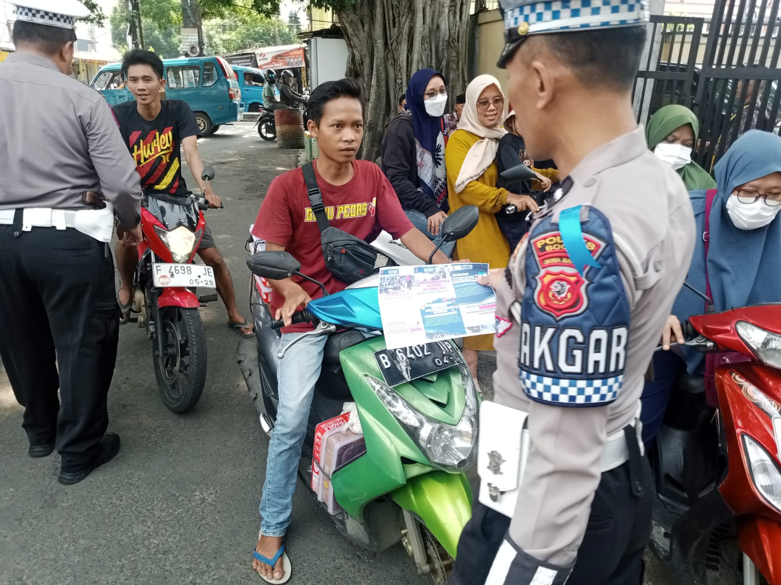 Petugas saat memberhintakan pengendara motor yang pada Operasi Zebra Lodaya di Jalan Raya Parung Jumat (18/10/2024).