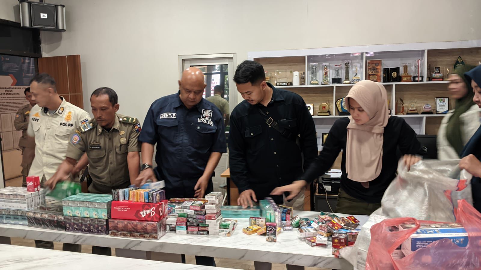 Razia Toko di&nbsp;3 Kecamatan Kota Bogor, Personil Gabungan Sita Ribuan Rokok Ilegal