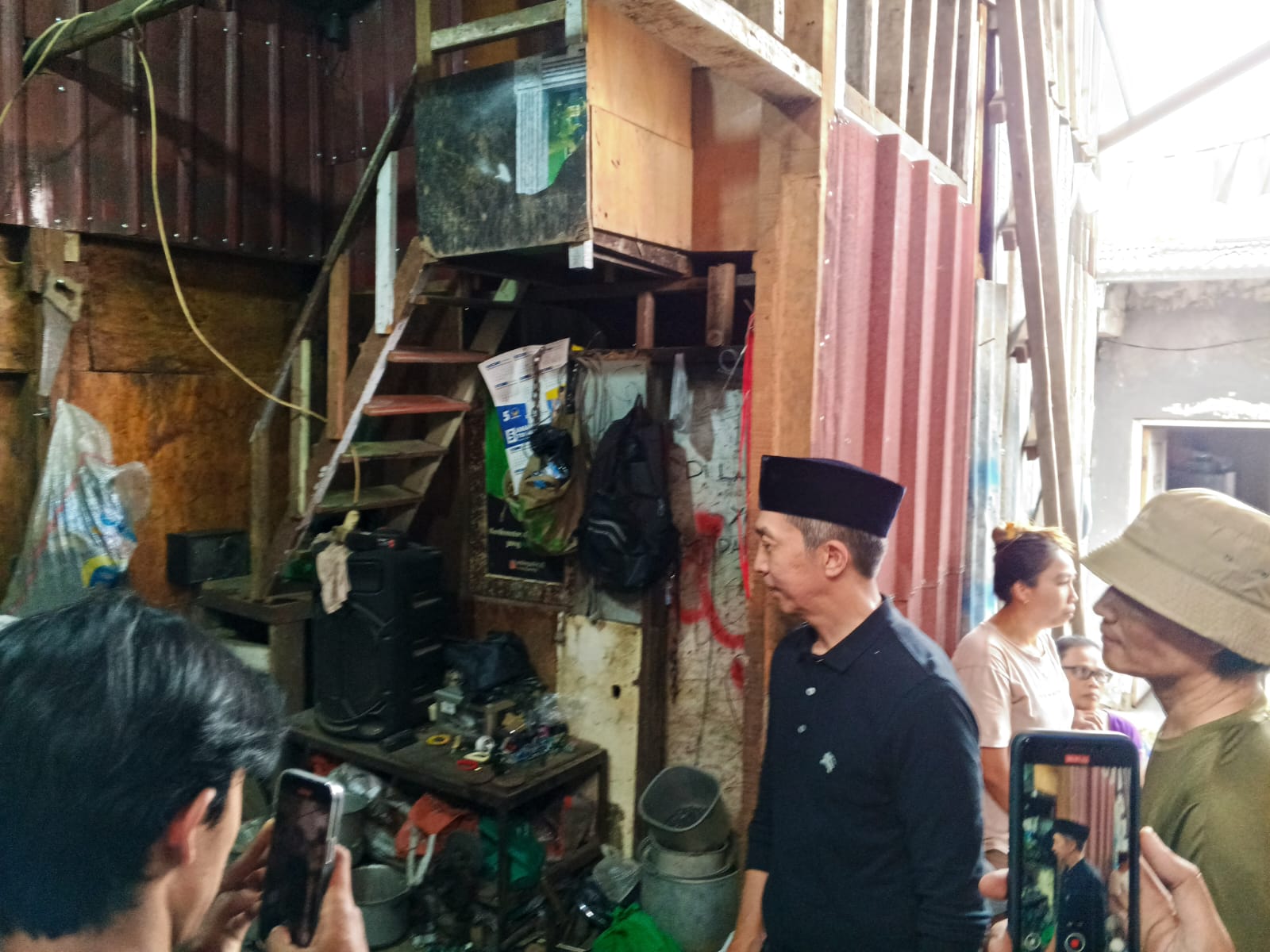 Cawalkot Bogor Nomor Urut 3 Dedie Rachim saat menyapa warga di Kampung Mongol.
