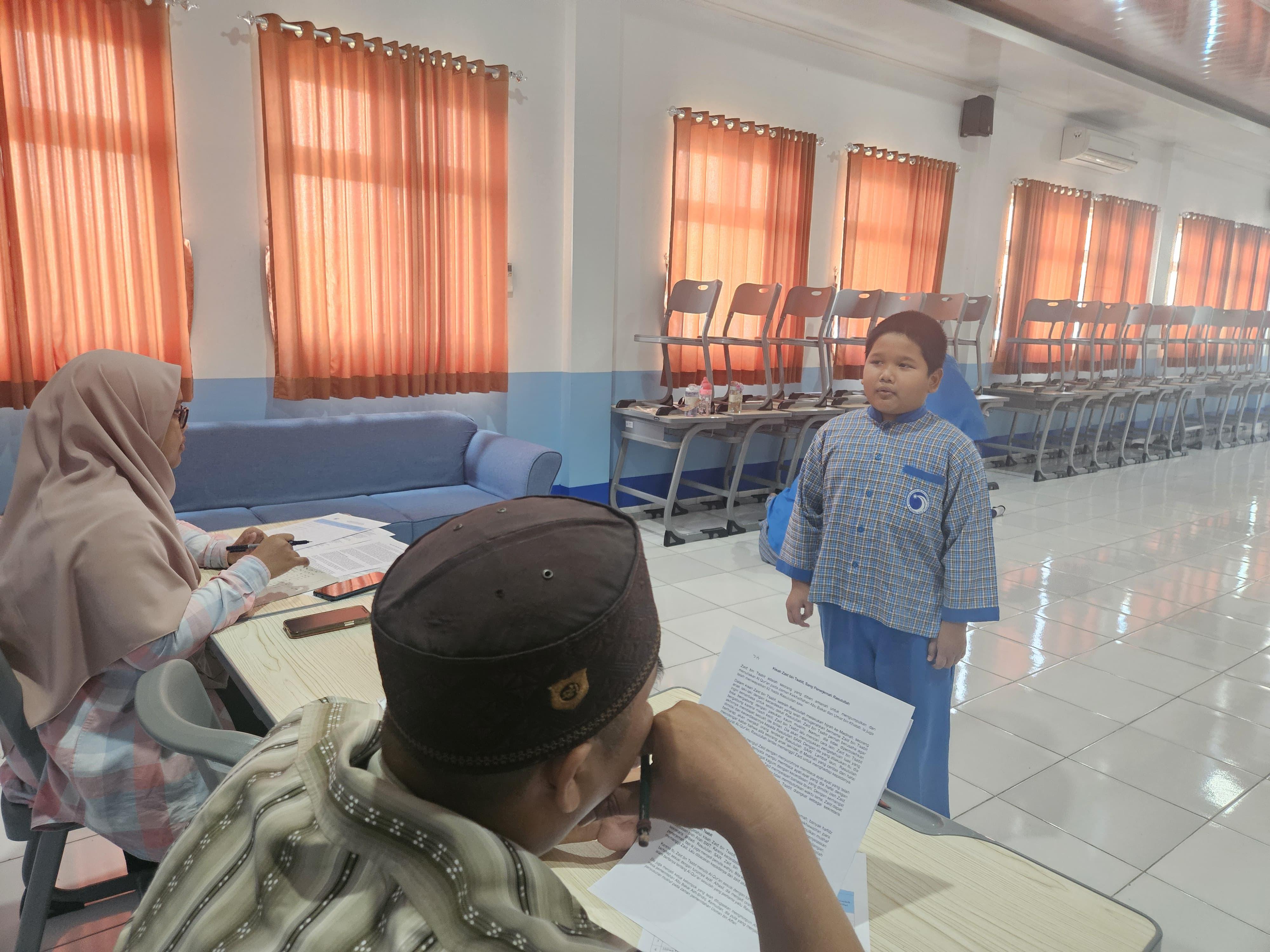 Potret saat siswa kelas 2 yang sedang menceritakan hasil bacaannya, dan menjadi salah satu dari rangkaian kegiatan Pekan Bahasa 2024 di SDIT Nahwa Nur