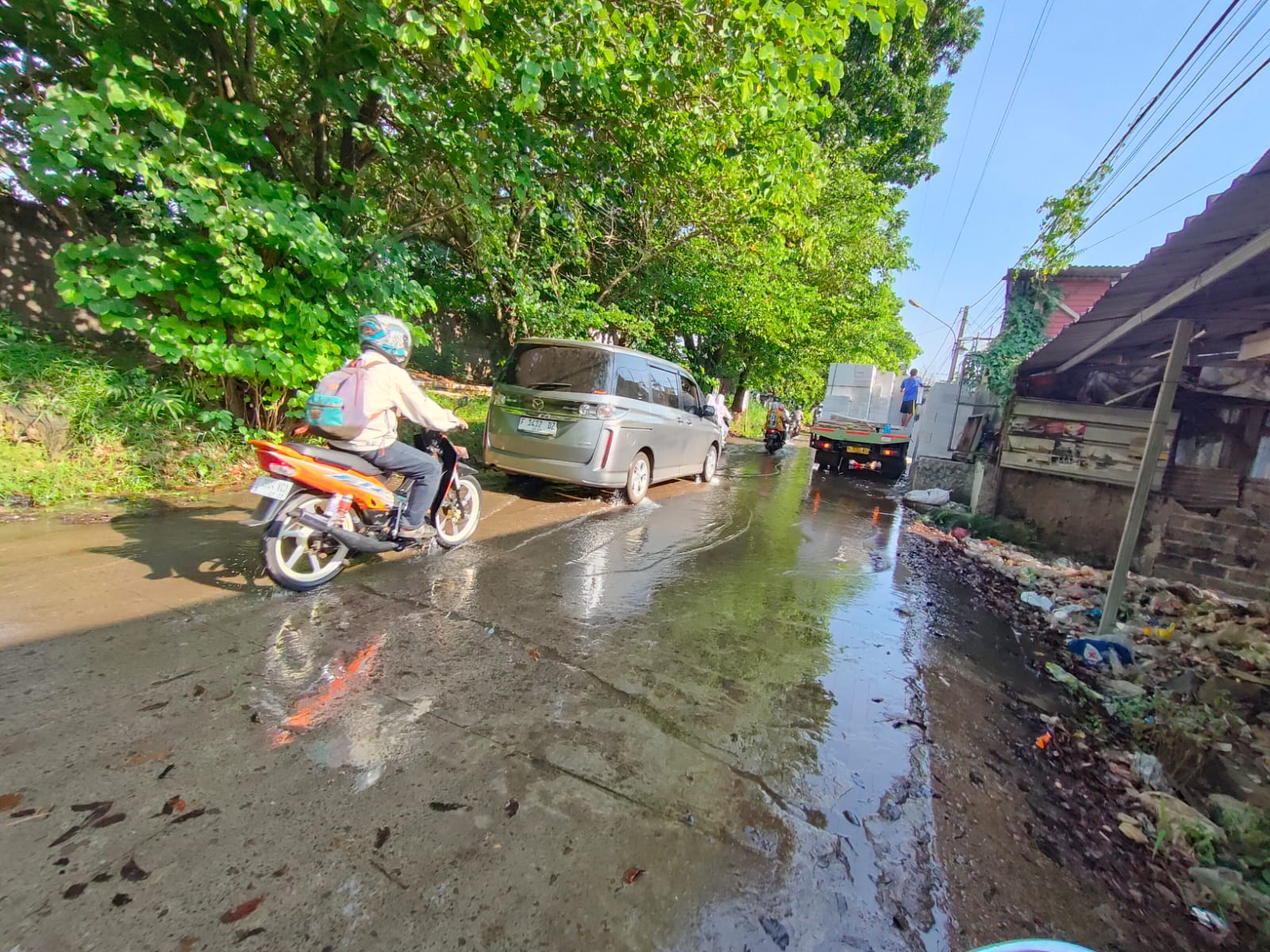Kondisi diJalan Jatayu, Desa Tajurhalang, Kabupaten Bogor yang tergenang air.