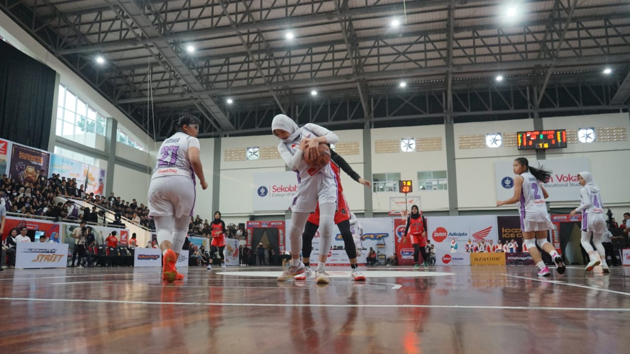 Pebasket Putri, SMAN 5 Kota Bogor (merah) berebut bola dengan pebasket SMAN 1 Bogor (putih) dipertandingan final Honda DBL 2024, Sabtu (19/10/2024).
