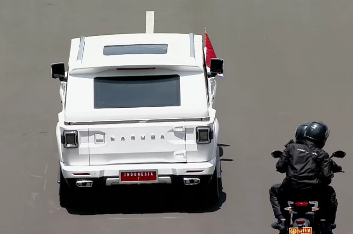Presiden Prabowo Subianto naik SUV Maung Garuda warna putih dengan pelat Indonesia 1.