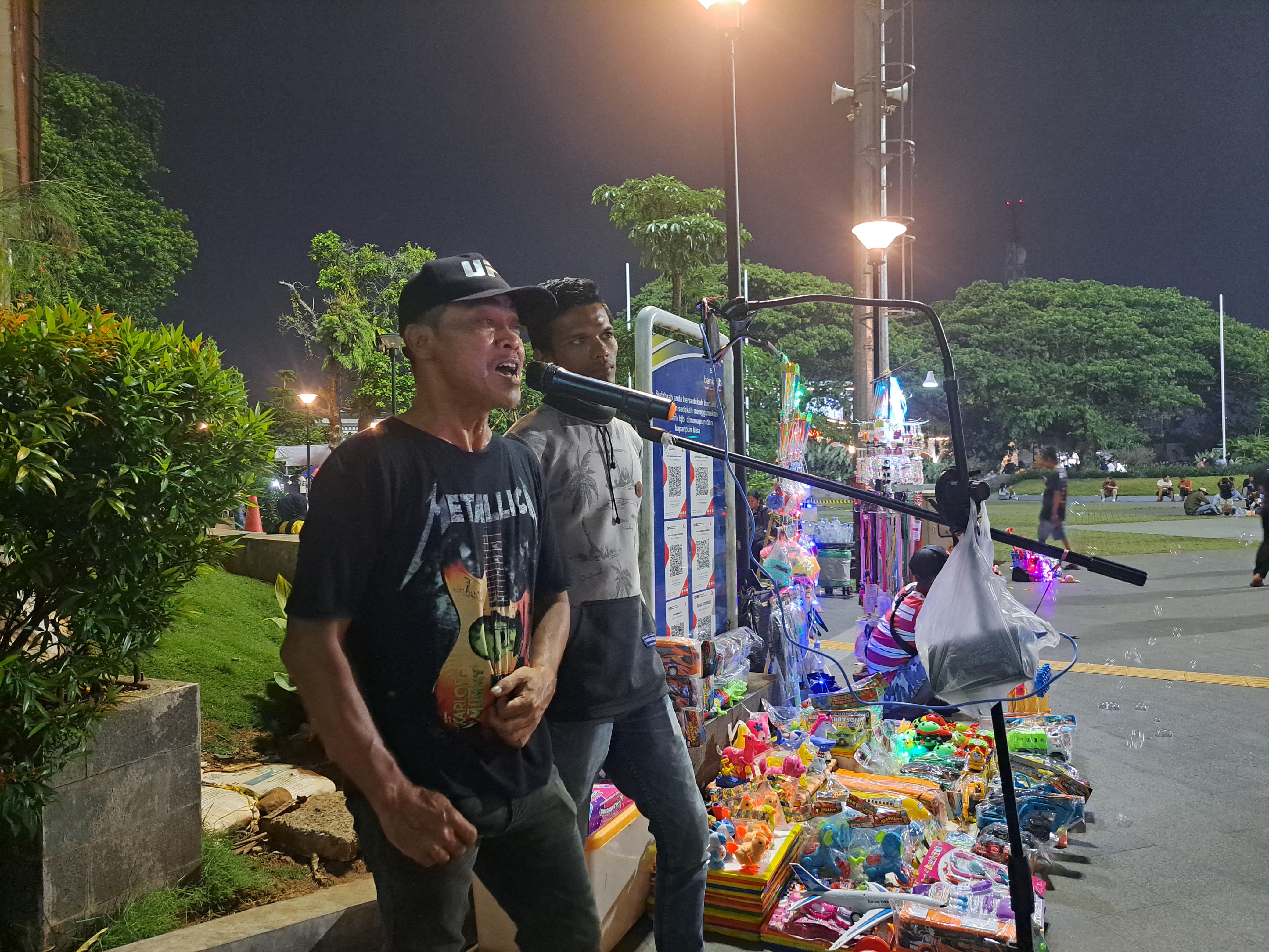 Salah satu pengamen karaoke di Alun-Alun Kota Bogor