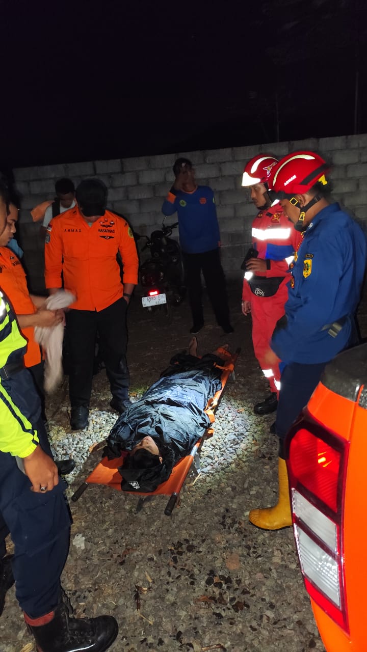 Seorang pemuda dievakuasi petugas usai terjebak di kaki Gunung Pangrango, Taman Safari Bogor, Cisarua.