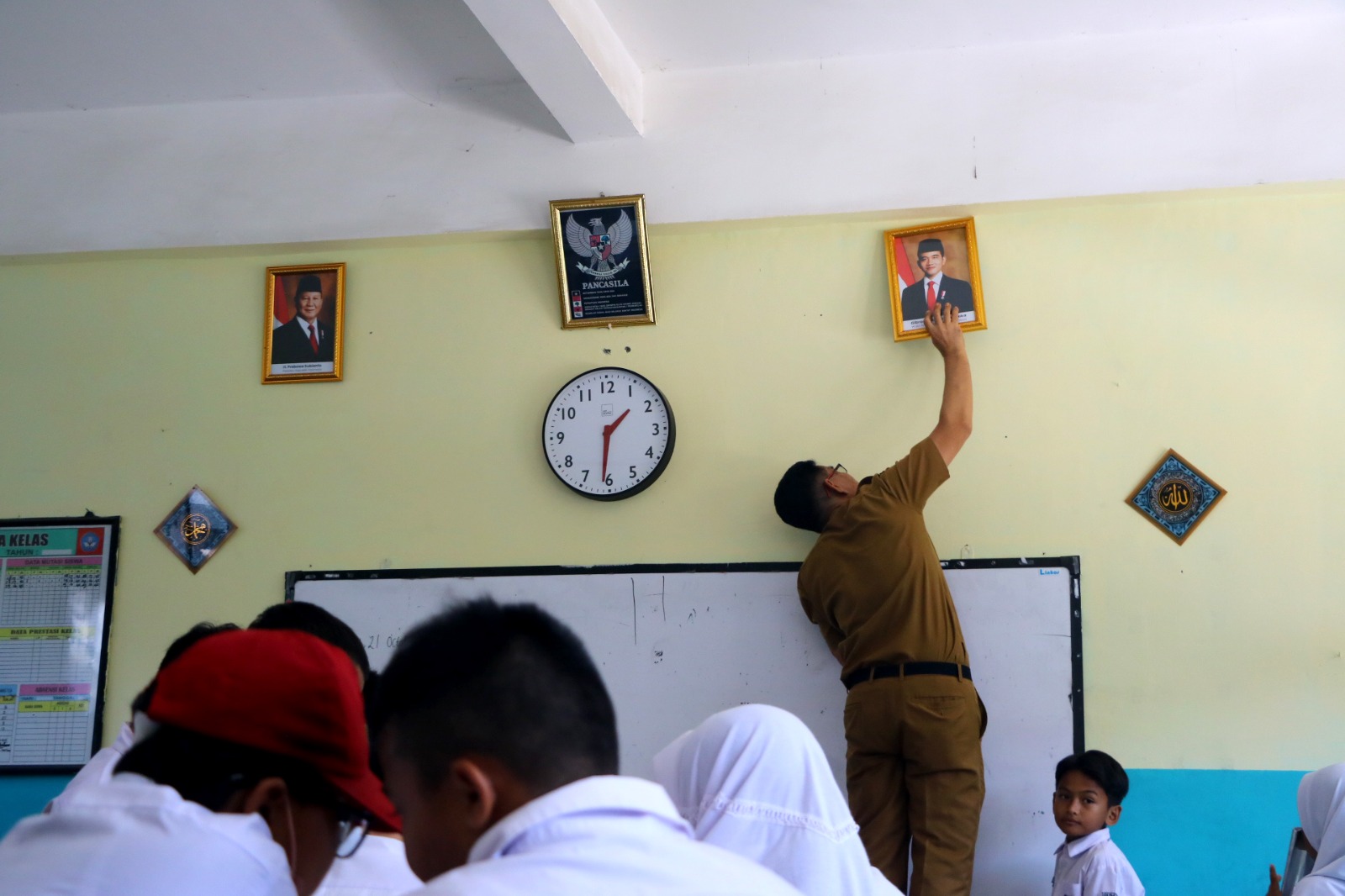 Pergantian Foto di Ruang Kelas Sekolah, Puluhan Siswa di Bogor Antusias Wajah Baru Presiden dan Wakilnya
