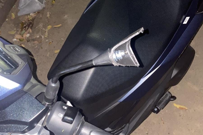 Kondisi sepeda motor videografer Radar Bogor yang terjatuh setelah terjerat kabel internet di Jalan Salak.