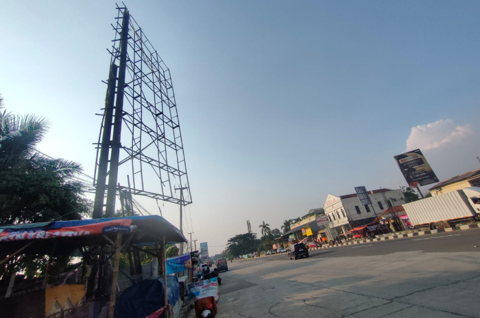 Penampakan papan reklame miring di Simpang Salabenda Bogor
