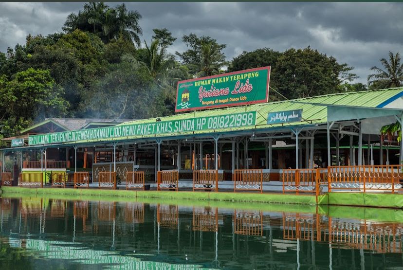 Rumah Makan Terapung Yuliana, yang berada di Danau Lido, Kecamatan Cigombong, Kabupaten Bogor.