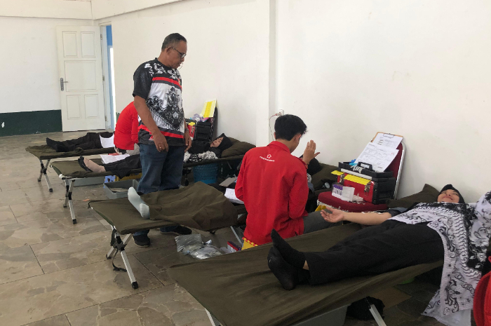 Potret saat para guru melakukan aksi donor darah di Sekretariat PGRI Kabupaten Bogor.