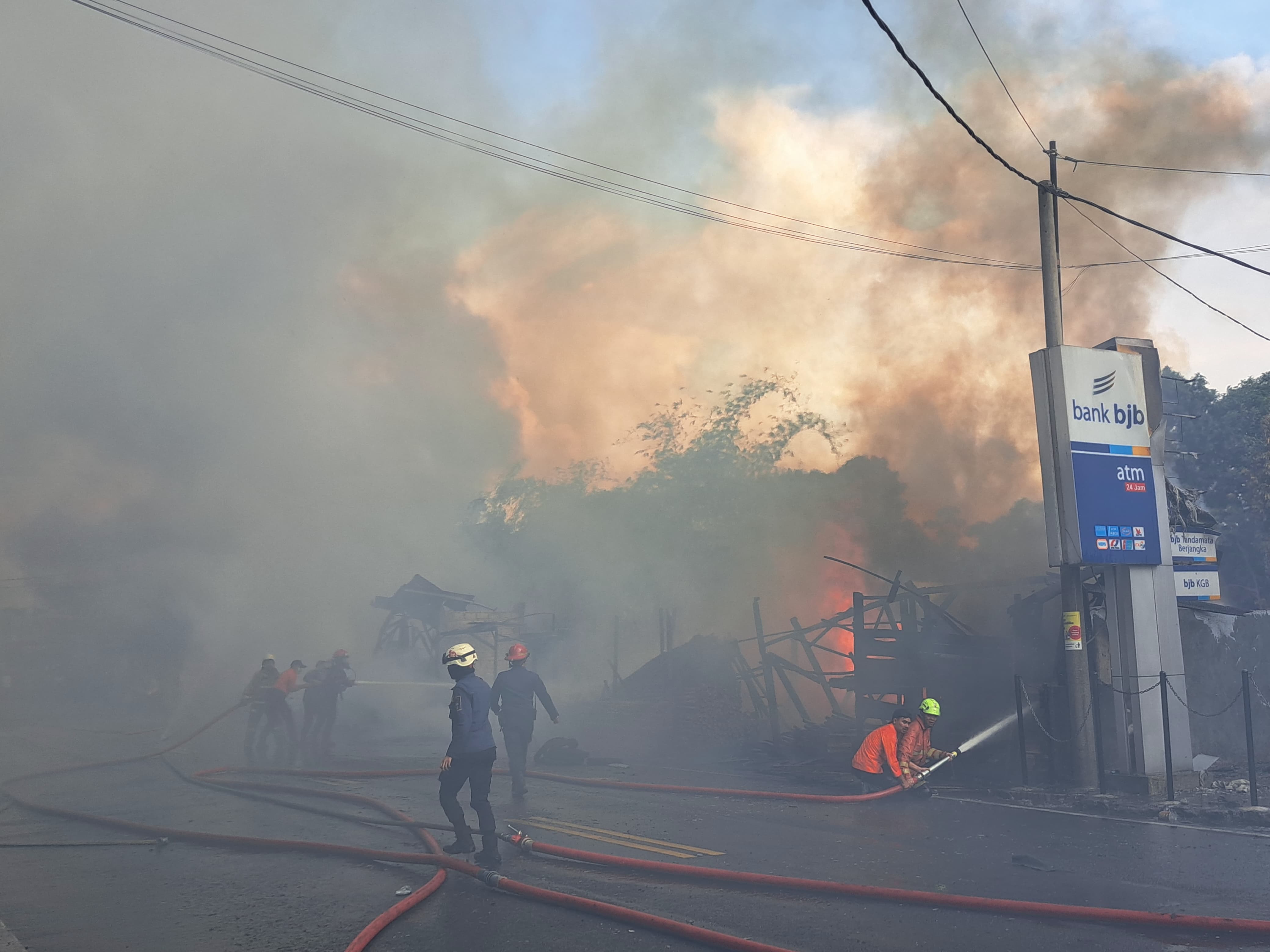 Kebakaran Hebat Landa Sejumlah Bangunan di Jalan Raya Tajur Kota Bogor