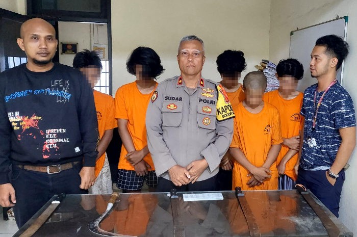 Enam pemuda yang diduga akan tawuran dan membawa sajam saat ditangkap petugas.