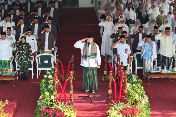 Pj Bupati Bogor Bachril Bakri bersama para Santri saat menggelar upacara peringatan Hari Santri Nasional di Lapangan Tegar Beriman.