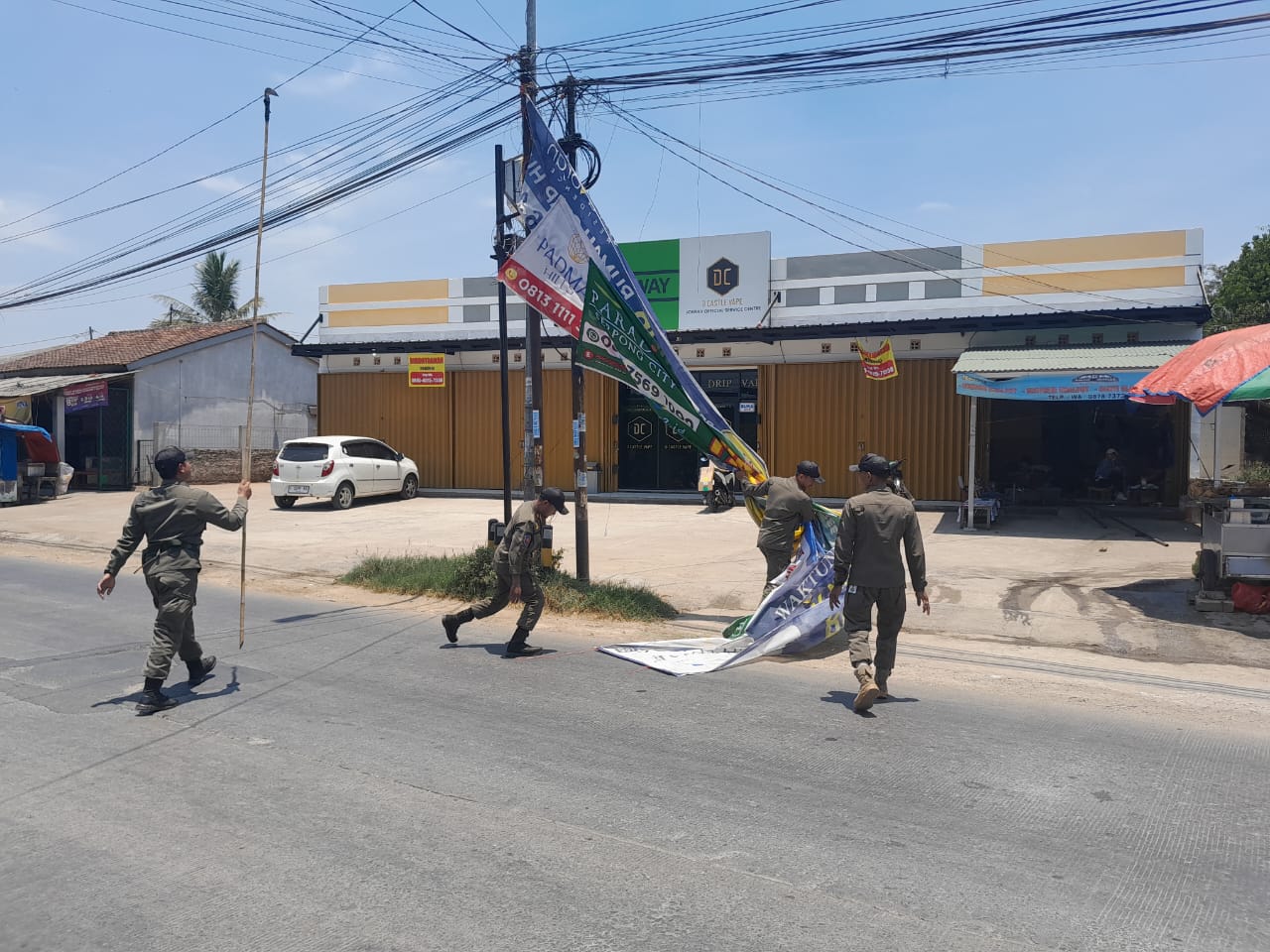 Spanduk liar di Jalan Raya Gunung Sindur Kabupaten Bogor dicopot