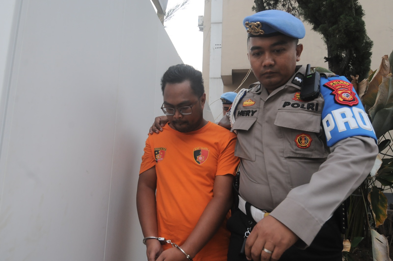 Pelaku pemerasan digiring Anggota Polres Bogor. Berkas Yusuf Sulaeman KPK Gadungan kini dititipkan pada Lapas Pindok Rajeg untuk proses peradilan.