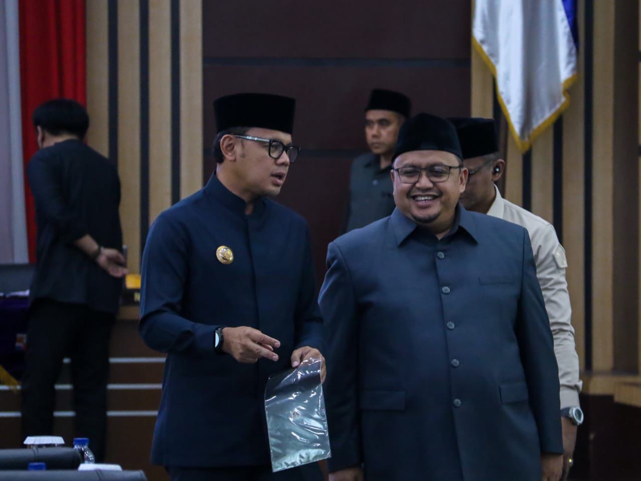 Mantan Wali Kota Bogor yang sekarang menjabat Wamendagri Bima Arya (kiri), dengan Cawalkot Bogor Atang Trisnanto (kanan).