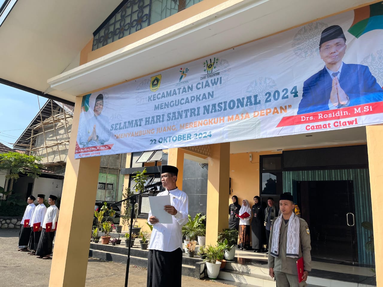 Camat Ciawi, Rosidin menekankan pentingnya netralitas santri dan santriawati dalam Pilkada Bogor tahun 2024 ini.