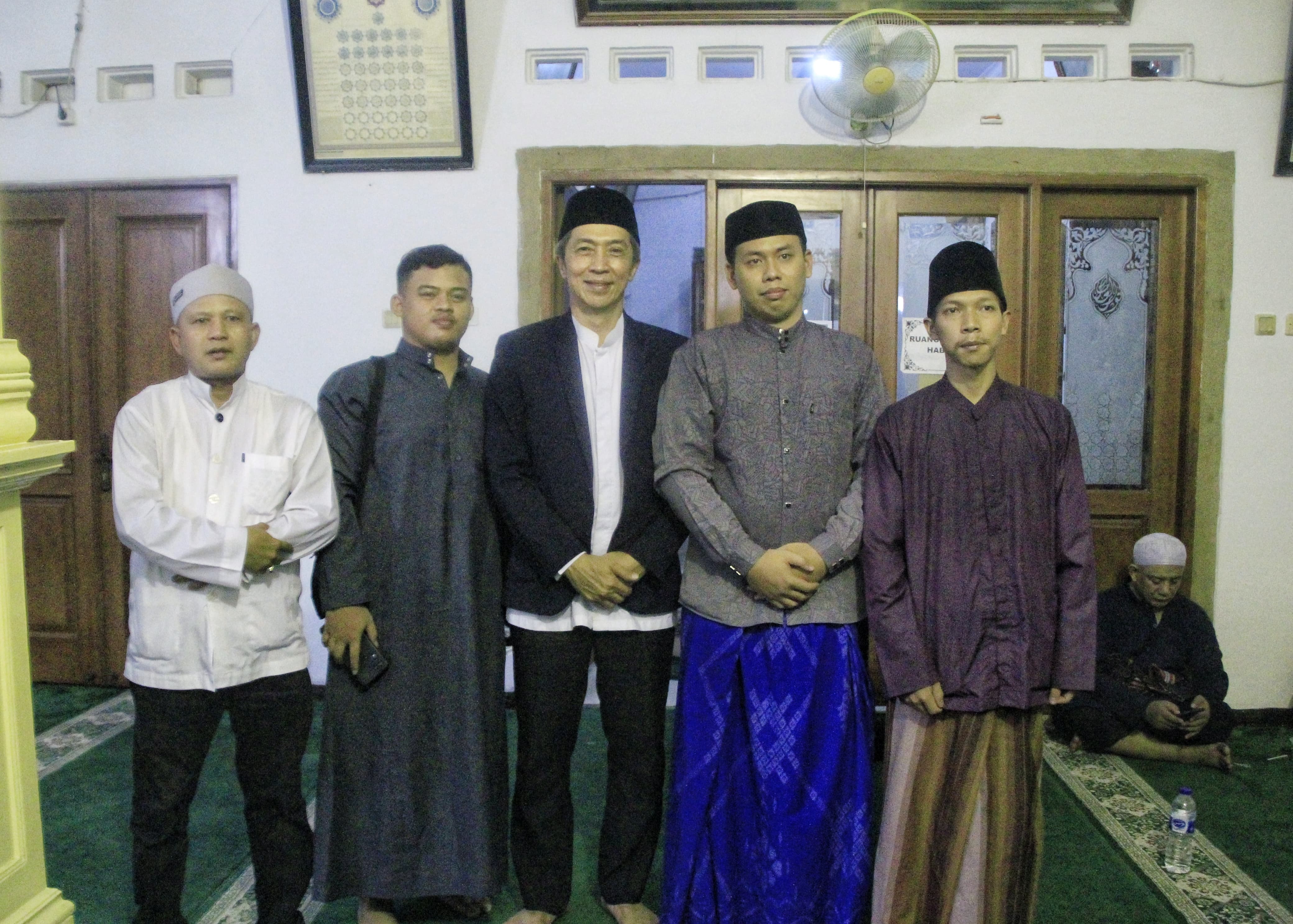 Cawalkot Bogor Nomor Urut 3 Dedie Rachim saat bersama santri.