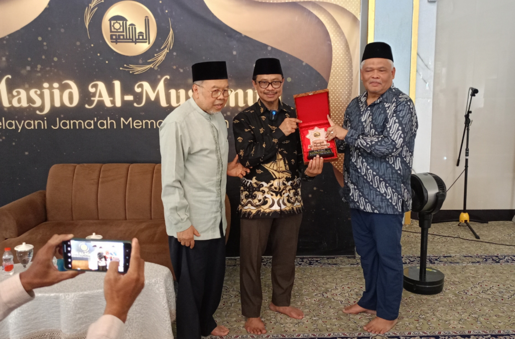 Imam Besar New York, Muhammad Shamsi Ali usai memberikan kajian di Masjid Al Muslimun, Bantarjati, Selasa (22/10). (Imam/Radar Bogor)