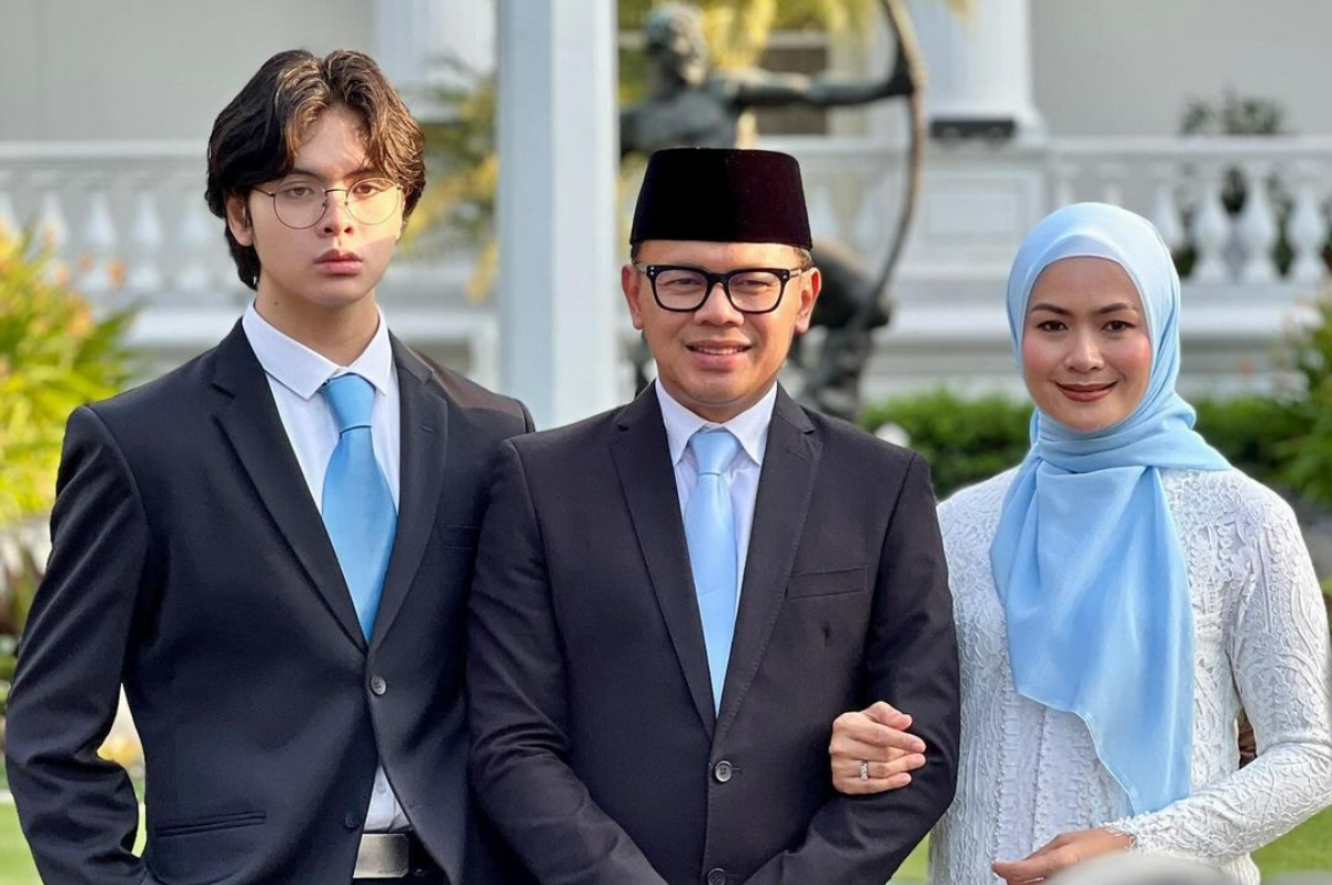 Foto keluarga Bima Arya saat hadiri pelantikan di Istana Negara.