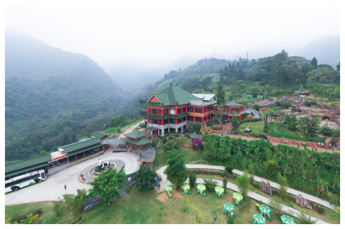 Taman Safari Bogor, yang berlokasi di Kecamatan Cisarua, Kabupaten Bogor, Jawa Barat.