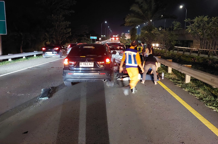 Polisi saat melakukan evakuasi terhadap dua pengemudi yang terlibat kecelakaan di Tol BORR.