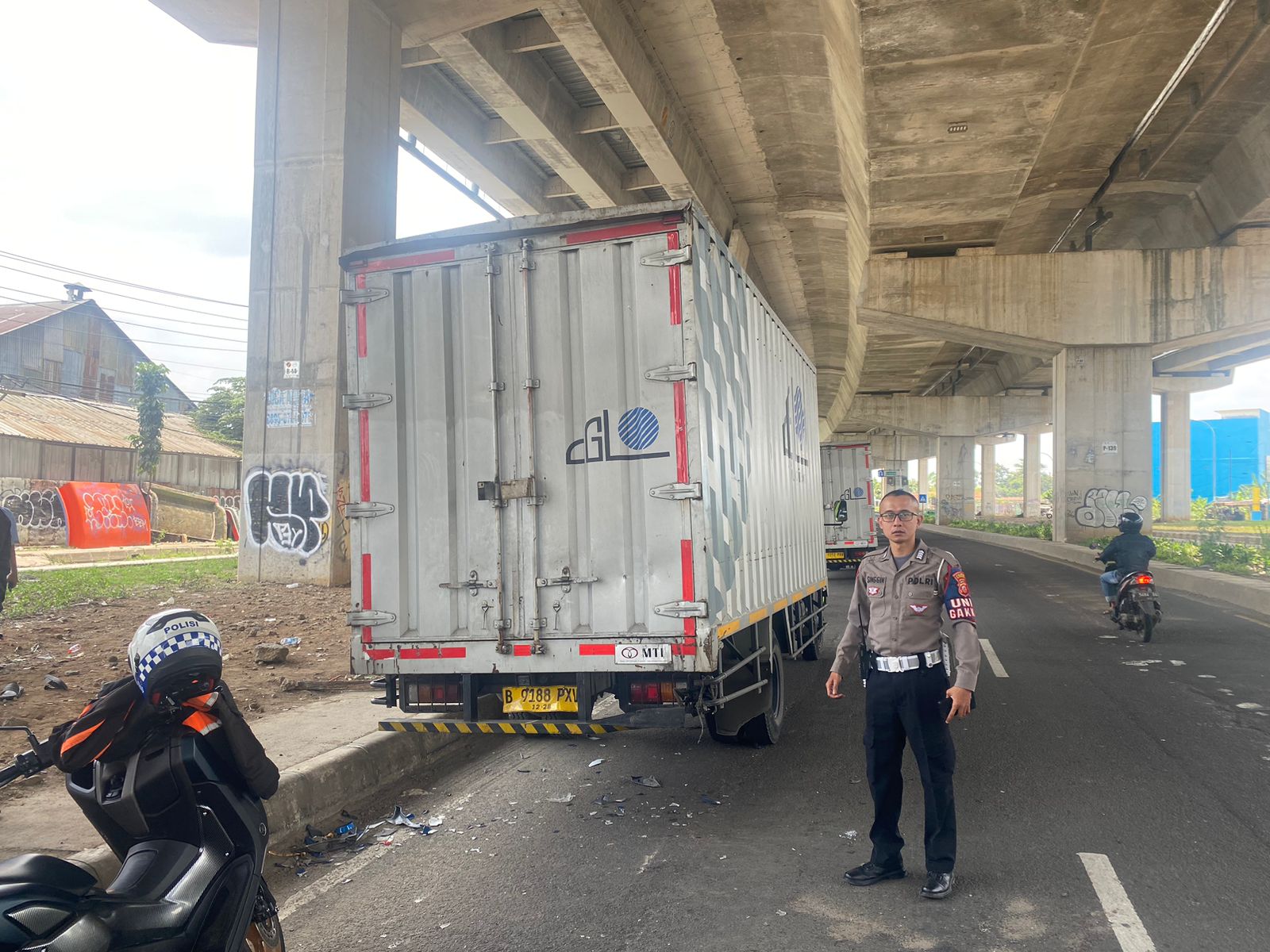 Lokasi TKP kecelakaan lalu lintas yang melibatkan ke kendaraan bermotor menabrak truk yang terparkir di Jalan Sholis Kota Bogor.