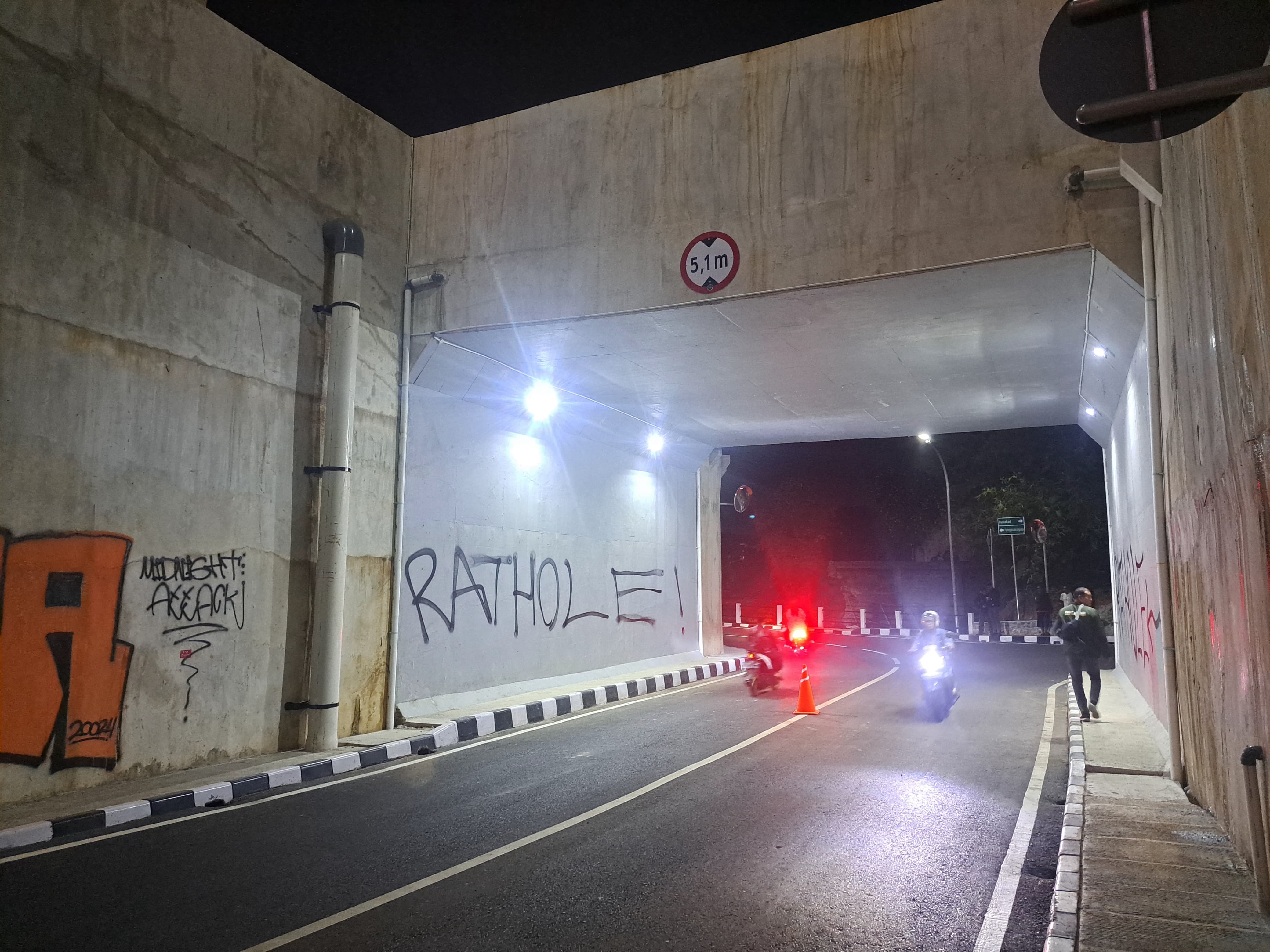 Underpass Batutulis Kota Bogor yang baru dibuka sudah dikotori dengan aksi vandalisme