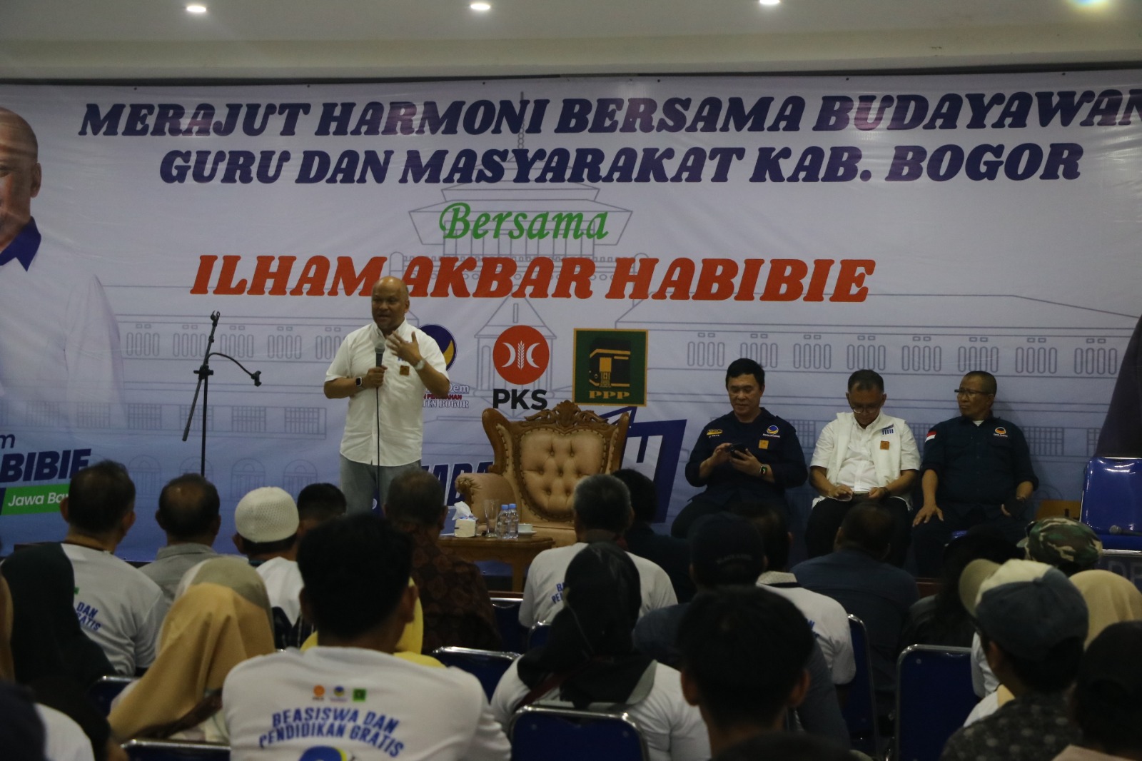 Calon Wakil Gubernur Jawa Barat, Ilham Akbar Habibie saat temu wicara bersama toko budaya serta unsur guru di Cibinong, Kabupaten Bogor, Jawa Barat. Kamis (24/10/2024).