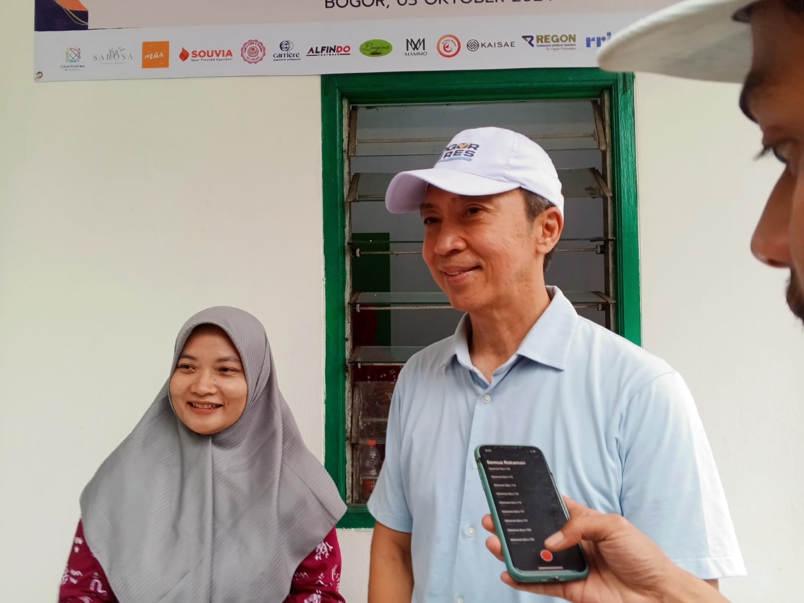 Cawalkot Bogor Nomor Urut 3 Dedie Rachim mengunjungi sejumlah tempat di Kelurahan Cipaku, Bogor Selatan, Kota Bogor. Dia mengunjungi beberapa rumah warga termasuk UMKM lokal pada Kamis (24/10/2024).