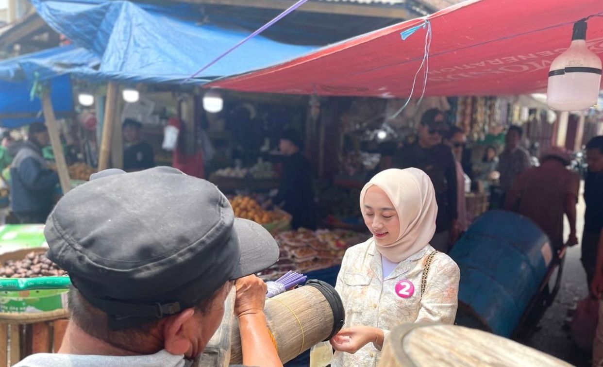 Disela-sela agenda kampanye, Calon Wakil Wali Kota Bogor Annida Allivia lakukan blusukan ke Pasar Bogor, Kamis (24/10/2024).