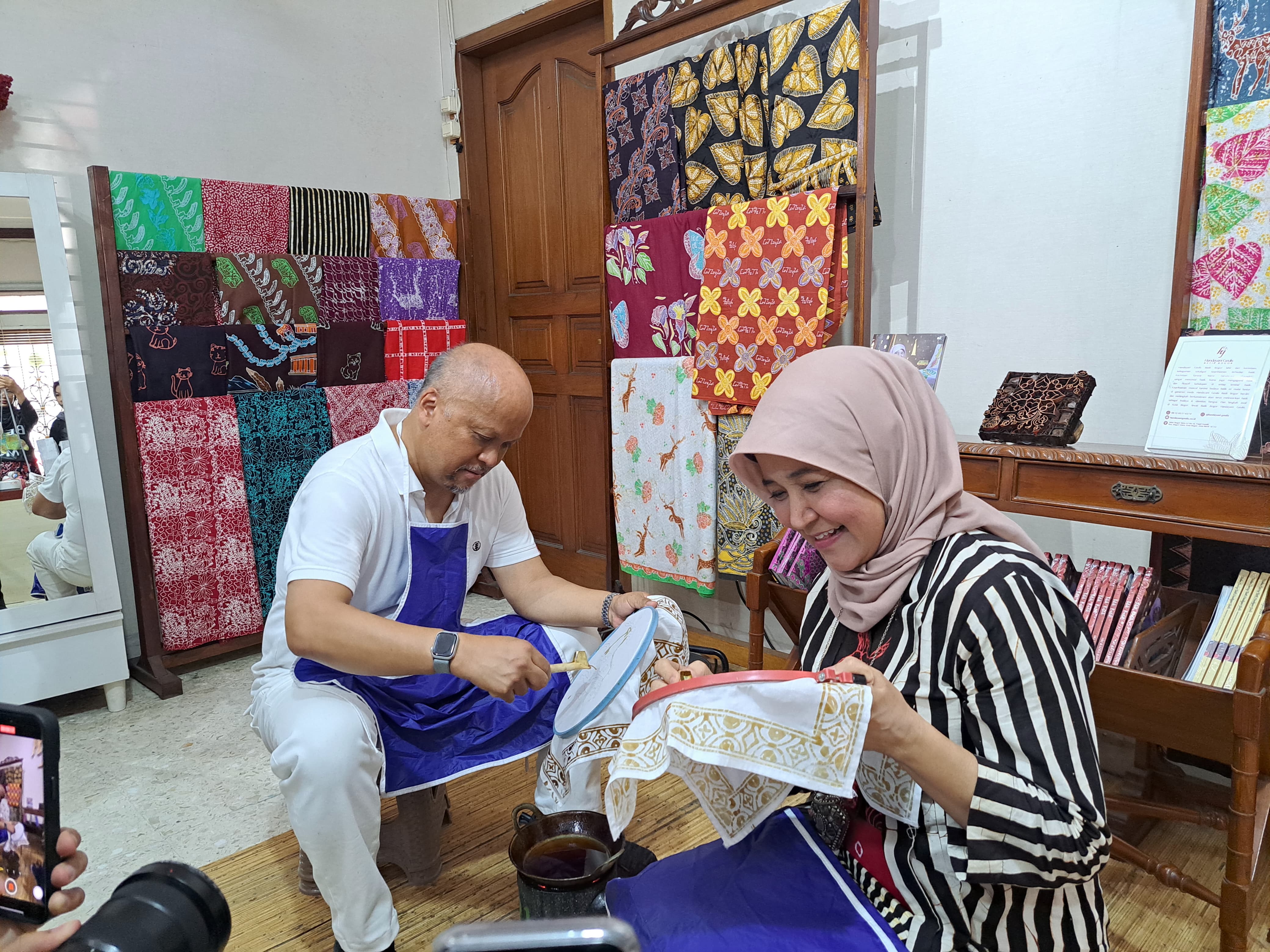 Calon Wakil Gubernur Jawa Barat, Ilham Habibie mengunjungi salah satu brand Batik Kota Bogor, Handayani Geulis, Kamis (24/10/2024).