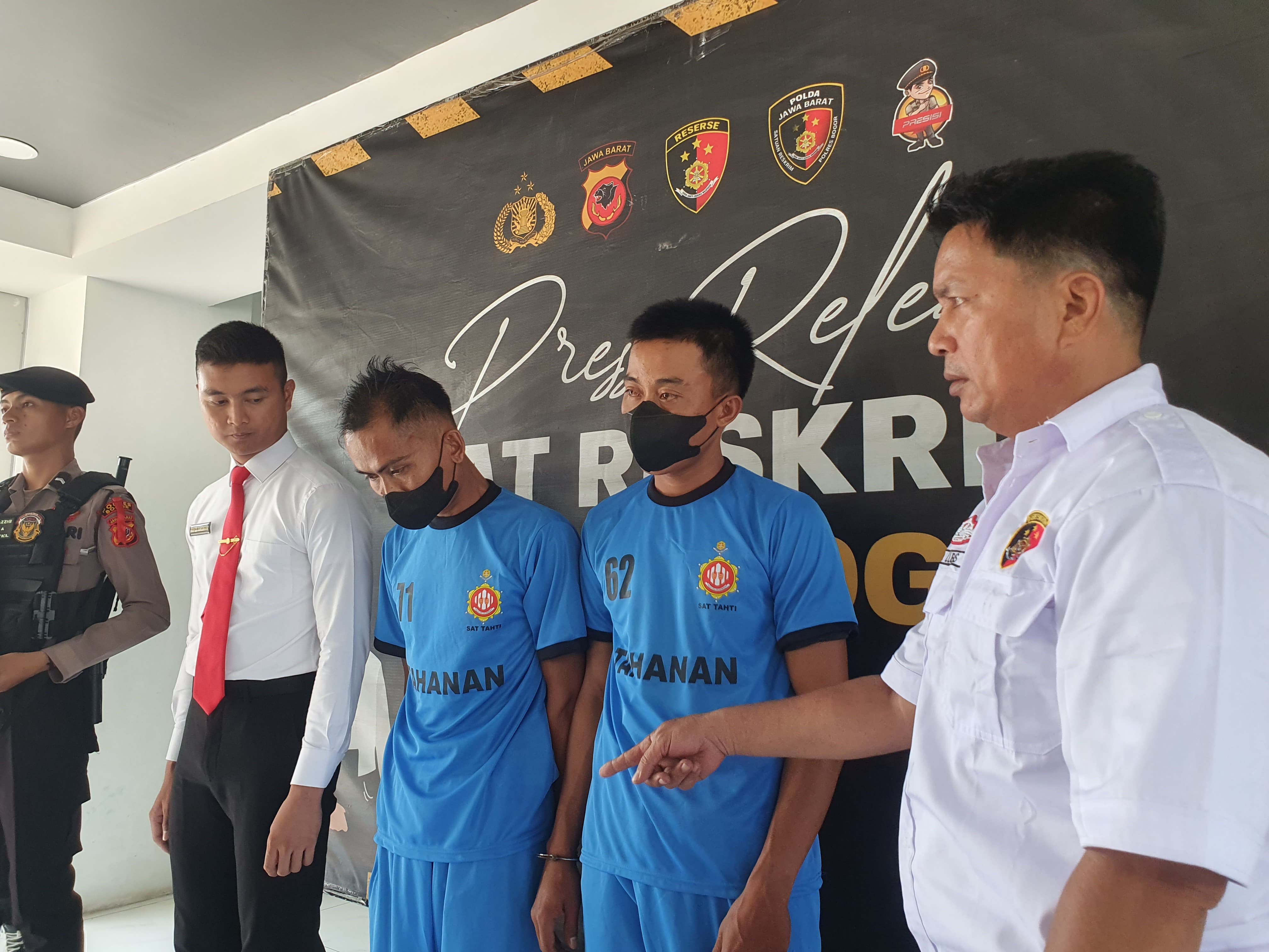 Dua pelaku begal sekaligus pembunuhan ditunjukan kepada awak media di Makopolres Bogor, Cibinong, Kabupaten Bogor, Jawa Barat, Kamis (24/102024).