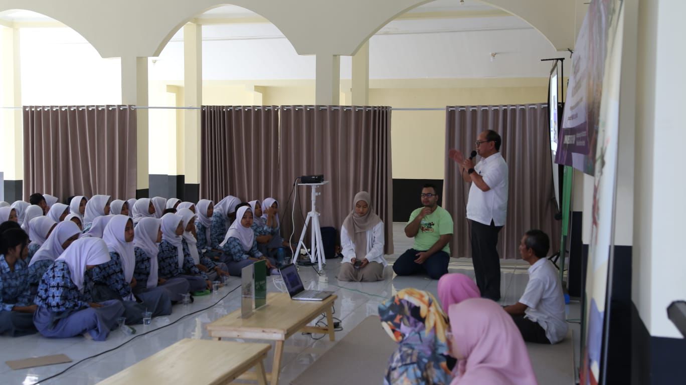 Unpak Bogor, memberikan edukasi kepada ratusan siswa SMAN 1 Sukaraja, tentang keanekaragaman hayati di Indonesia.
